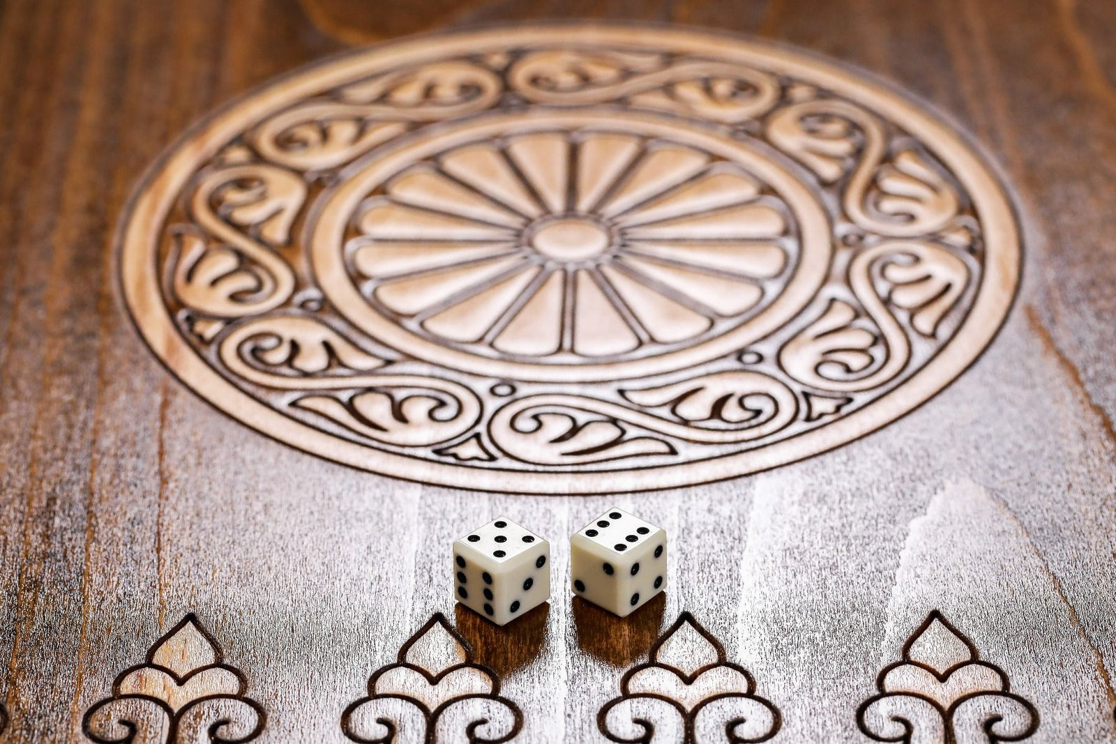 Chess-backgammon with an ornamental braid pattern classic - Unumperfectus