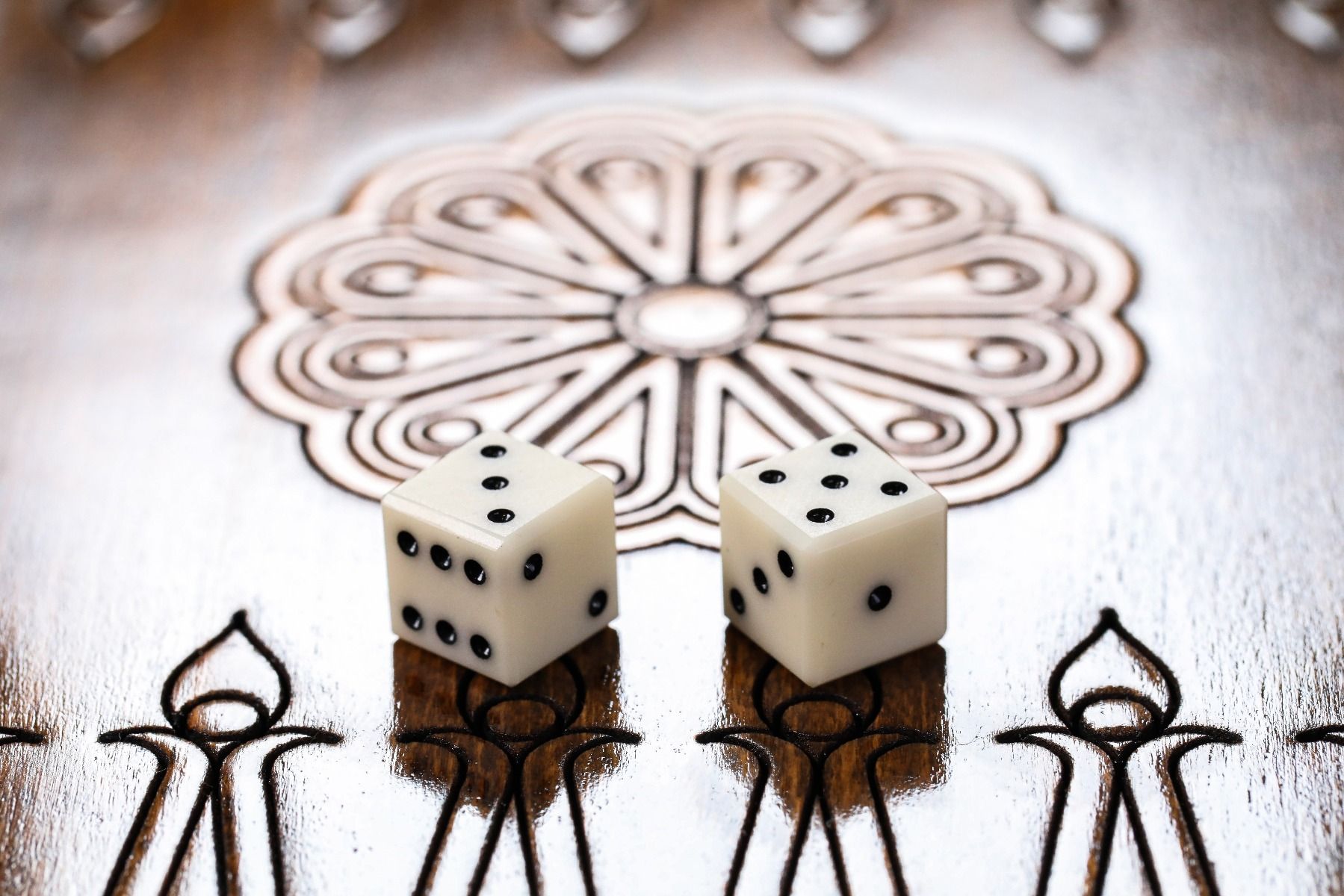 Wooden Classic Ornamental Backgammon Board 11.8" | 30 cm - Unumperfectus