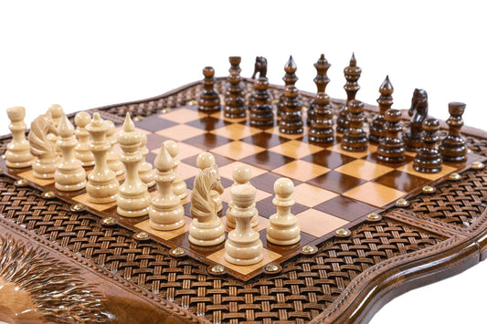 Chess-backgammon with braid-pattern with copyrighted Mount