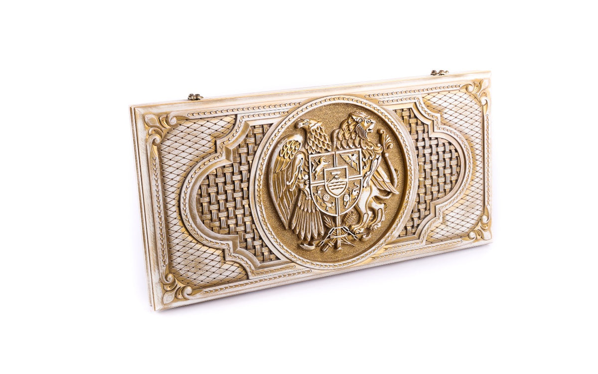 Coat of arms backgammon set closed, front view of the white basket-weave lid with the round panel