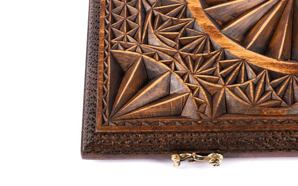 Close-up of the faceted pyramids and the ridged ring on the lid, cast-bronze clasp at the edge