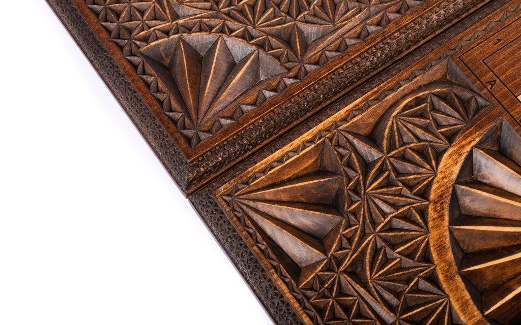 Corner of the lid cut into facets in three sizes with the rope-like ring crossing it