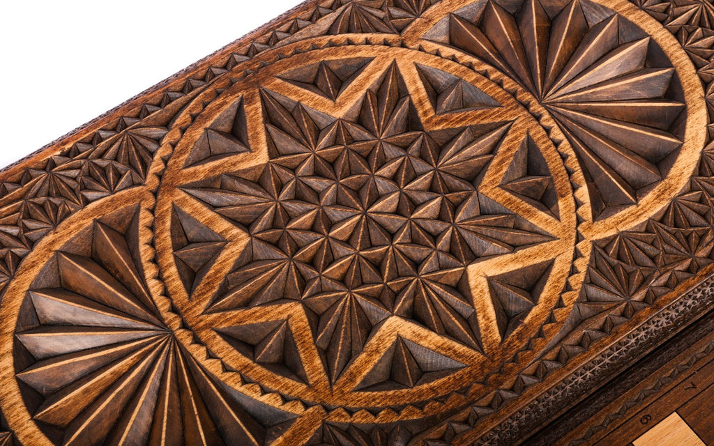 Eight-pointed star cut in facets inside the rings on the lid, close-up