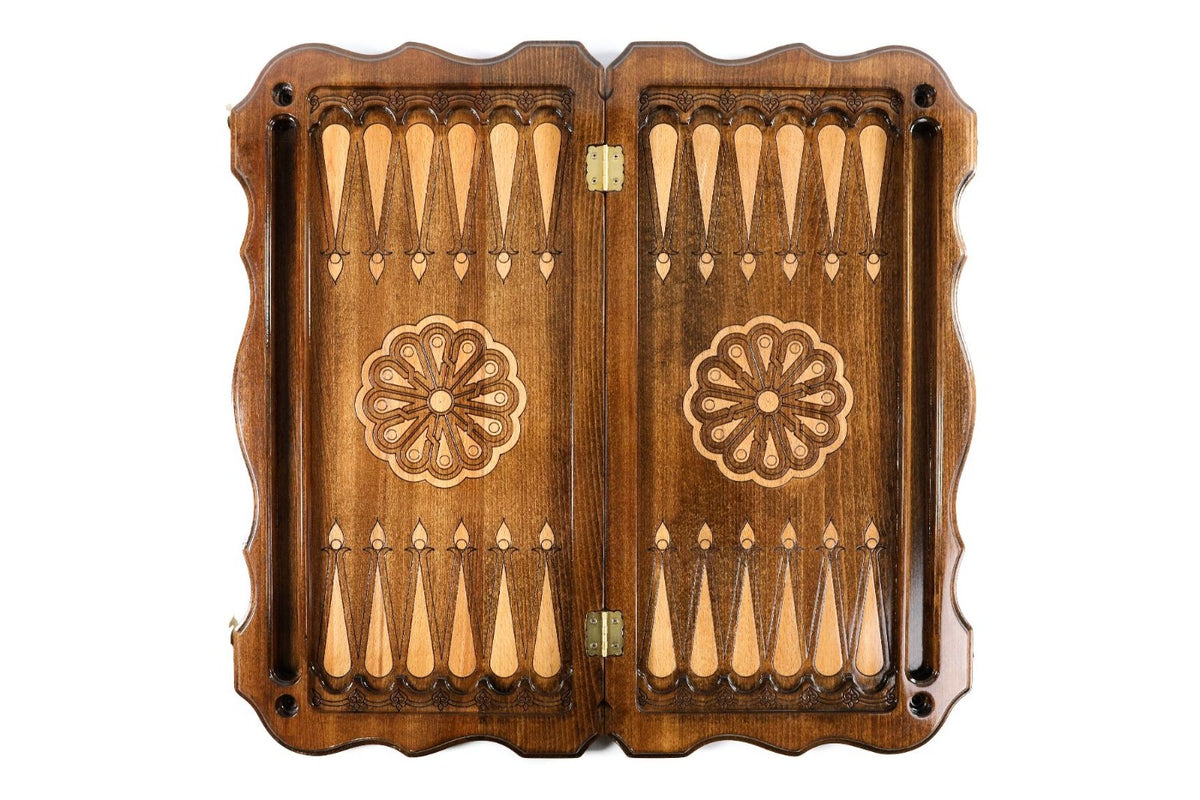 Open backgammon board 60 cm from above: dark field, pale points, wheel ornament on each half