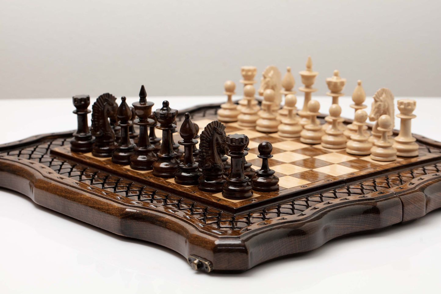 Wooden Chess Set with Contour Outline - Unumperfectus