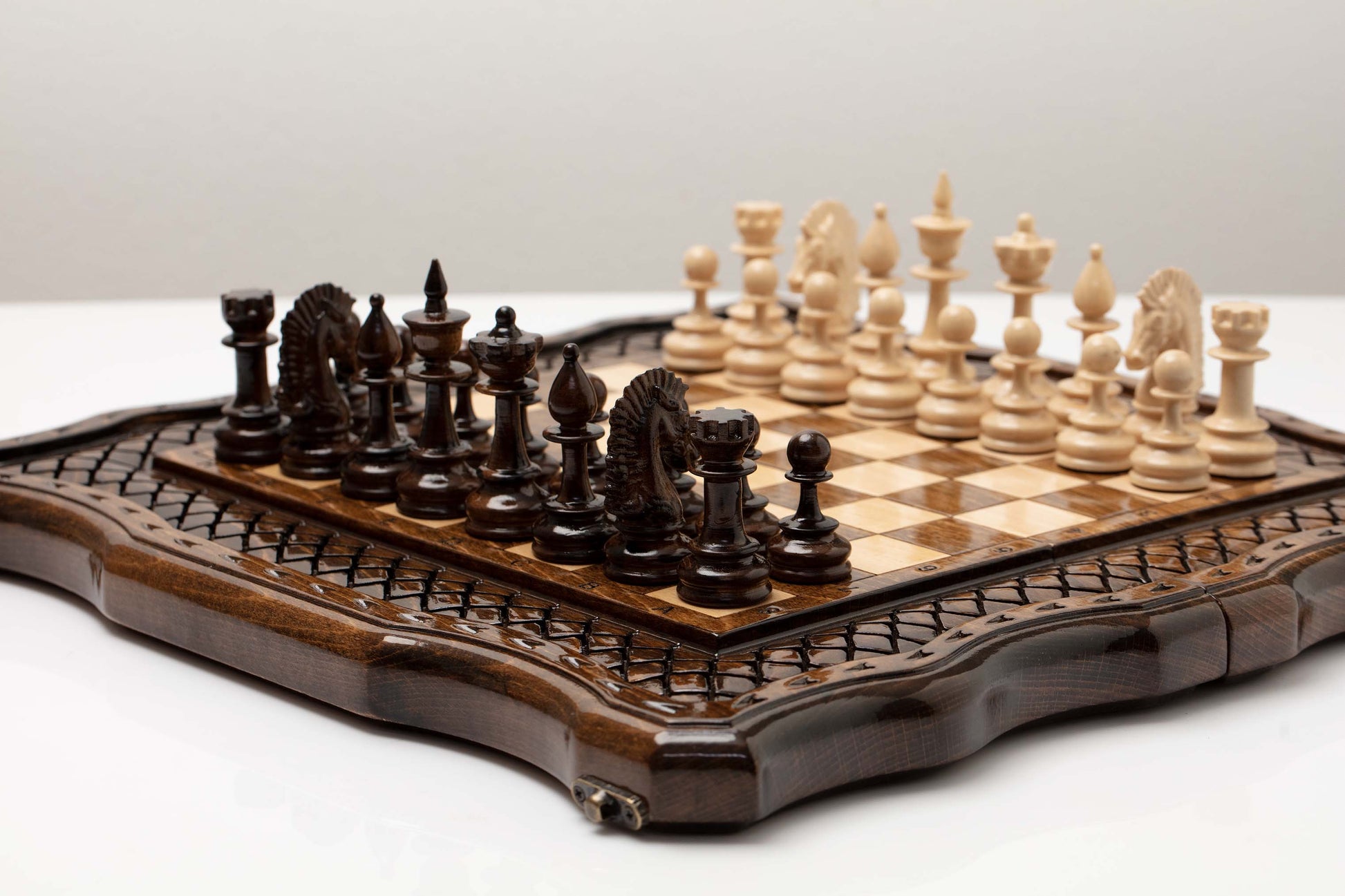 Wooden Chess Set with Contour Outline - Unumperfectus