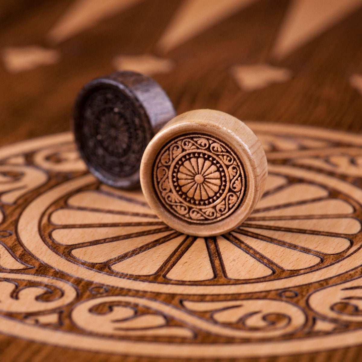 Wooden Backgammon Pieces with Elegant Ornament Design - Unumperfectus
